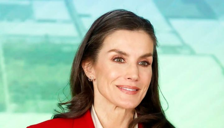 Letizia Ortiz reaparece con un power suit rojo que redefine la sastrería femenina