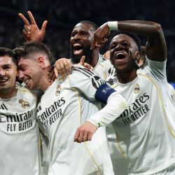 El centrocampista uruguayo del Real Madrid, Federico Valverde, celebra su tercer gol durante el partido de ida de los octavos de final de la UEFA Champions League entre el Real Madrid CF y el Manchester City en el estadio Santiago Bernabéu de Madrid. | Foto:Pierre-Philippe Marcou / AFP