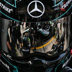 Los miembros del equipo Mercedes practican una parada en boxes con el coche del piloto británico de Mercedes, George Russell, antes del Gran Premio de China de Fórmula Uno en el Circuito Internacional de Shanghái. | Foto:Hector Retamal / AFP