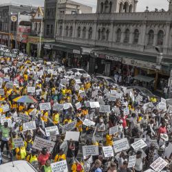 Miembros de la organización South African Church Defenders (SACD) sostienen pancartas durante una marcha de protesta en Durban. Los manifestantes exigieron la protección de la libertad religiosa y se opusieron a las medidas propuestas por la Comisión para la Promoción y Protección de los Derechos de las Comunidades Culturales, Religiosas y Lingüísticas (CRL Rights Commission) para reforzar la supervisión de las iglesias. | Foto:RAJESH JANTILAL / AFP