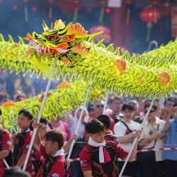 Personas realizan una danza del dragón durante una procesión tradicional del templo, en Johor Bahru, Malasia. La procesión del templo es un evento folclórico centenario que se celebra aquí anualmente. | Foto:Xinhua/Chen Zeguo