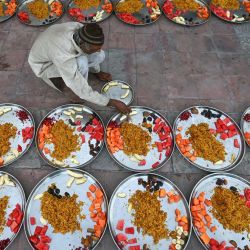 Un devoto musulmán prepara platos de iftar durante el mes sagrado islámico de ayuno del Ramadán en una mezquita de Ahmedabad, India. | Foto:Shammi Mehra / AFP