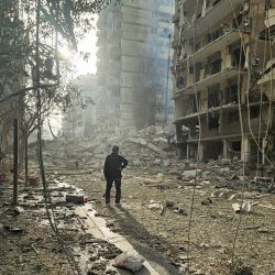 Un hombre observa el lugar de los ataques aéreos israelíes nocturnos en los suburbios del sur de Beirut. El Líbano informó que un ataque israelí en el paseo marítimo del centro de Beirut mató al menos a siete personas la madrugada. Este fue otro ataque en el corazón de la capital, mientras Hezbolá, respaldado por Irán, lanzaba más misiles contra Israel. | Foto:AFP