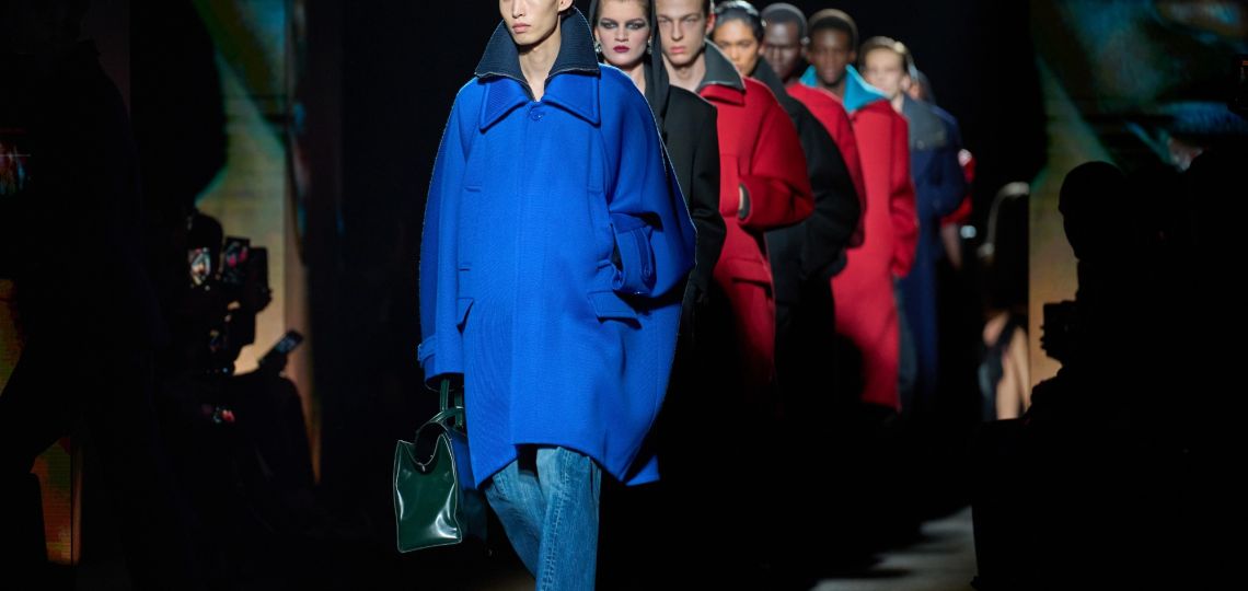 Abrigos escultóricos, tweed renovado y minimalismo: las tendencias del invierno según Paris Fashion Week