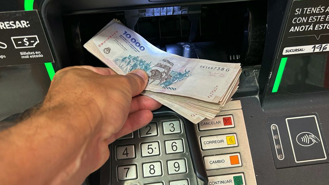 Utilities surge kept Argentina's inflation rate at monthly 2.9% in February