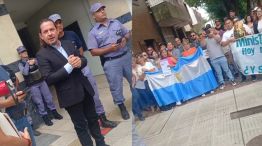 El juez dialogando con trabajadores del Ministerio de Producción