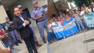 El juez dialogando con trabajadores del Ministerio de Producción