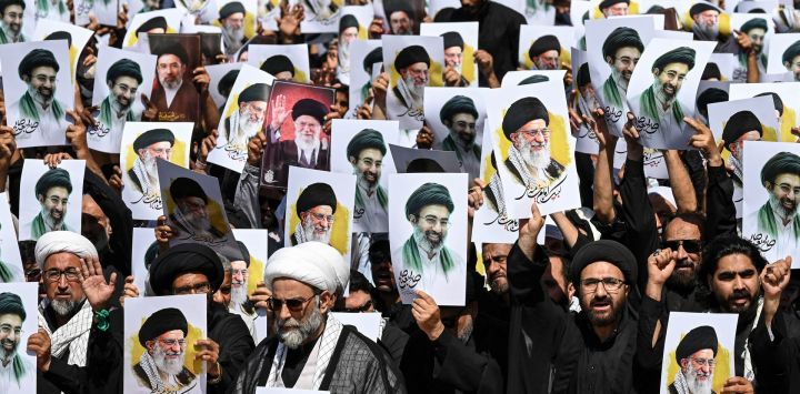 Musulmanes chiítas, con retratos del líder supremo iraní asesinado, Alí Jamenei, y de su hijo, el nuevo líder supremo del país, Mojtaba Jamenei, gritan consignas antiestadounidenses e israelíes durante la procesión de Youm-e-Ali en Karachi, en conmemoración del aniversario de la muerte del imán Alí, yerno del profeta Mahoma.