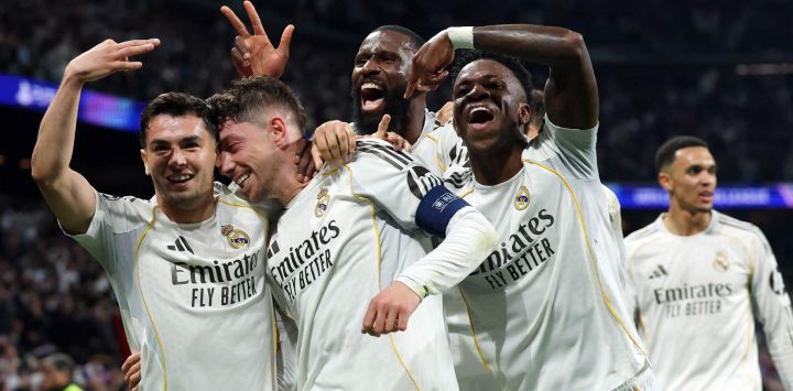 El centrocampista uruguayo del Real Madrid, Federico Valverde, celebra su tercer gol durante el partido de ida de los octavos de final de la UEFA Champions League entre el Real Madrid CF y el Manchester City en el estadio Santiago Bernabéu de Madrid.