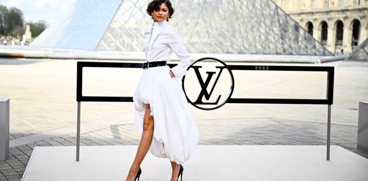 La actriz estadounidense Zendaya posa durante una sesión fotográfica antes de asistir al desfile de moda de la colección de prêt-à-porter femenina otoño/invierno 2026-2027 de Louis Vuitton, como parte de la Semana de la Moda Femenina de París, en París.