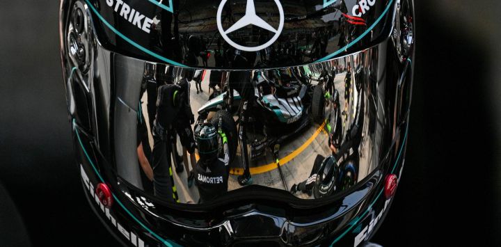 Los miembros del equipo Mercedes practican una parada en boxes con el coche del piloto británico de Mercedes, George Russell, antes del Gran Premio de China de Fórmula Uno en el Circuito Internacional de Shanghái.