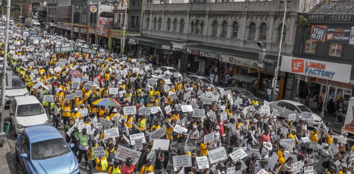Miembros de la organización South African Church Defenders (SACD) sostienen pancartas durante una marcha de protesta en Durban. Los manifestantes exigieron la protección de la libertad religiosa y se opusieron a las medidas propuestas por la Comisión para la Promoción y Protección de los Derechos de las Comunidades Culturales, Religiosas y Lingüísticas (CRL Rights Commission) para reforzar la supervisión de las iglesias.