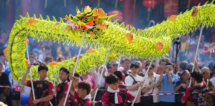 Personas realizan una danza del dragón durante una procesión tradicional del templo, en Johor Bahru, Malasia. La procesión del templo es un evento folclórico centenario que se celebra aquí anualmente.