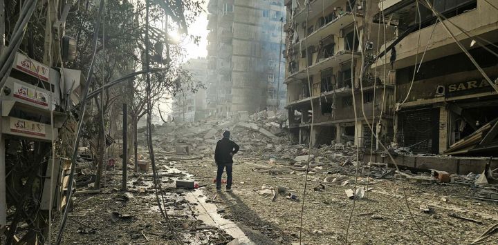 Un hombre observa el lugar de los ataques aéreos israelíes nocturnos en los suburbios del sur de Beirut. El Líbano informó que un ataque israelí en el paseo marítimo del centro de Beirut mató al menos a siete personas la madrugada. Este fue otro ataque en el corazón de la capital, mientras Hezbolá, respaldado por Irán, lanzaba más misiles contra Israel.