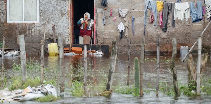 Una mujer observa desde su casa durante una inundación en Agua Azul, provincia de Tucumán, Argentina.