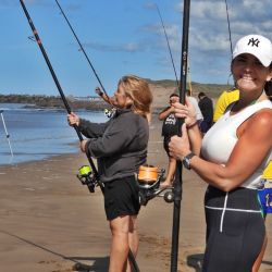 Más allá de la competencia, el verdadero valor del evento estuvo en el clima de camaradería. Pescadoras con experiencia compartieron consejos y ayudaron a quienes se animaban por primera vez a lanzar sus líneas al mar. 