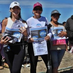 Más allá de la competencia, el verdadero valor del evento estuvo en el clima de camaradería. Pescadoras con experiencia compartieron consejos y ayudaron a quienes se animaban por primera vez a lanzar sus líneas al mar. 
