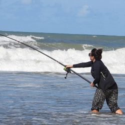 Más allá de la competencia, el verdadero valor del evento estuvo en el clima de camaradería. Pescadoras con experiencia compartieron consejos y ayudaron a quienes se animaban por primera vez a lanzar sus líneas al mar. 