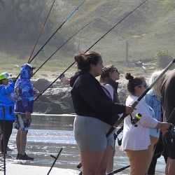 Más allá de la competencia, el verdadero valor del evento estuvo en el clima de camaradería. Pescadoras con experiencia compartieron consejos y ayudaron a quienes se animaban por primera vez a lanzar sus líneas al mar. 
