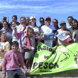 Más allá de la competencia, el verdadero valor del evento estuvo en el clima de camaradería. Pescadoras con experiencia compartieron consejos y ayudaron a quienes se animaban por primera vez a lanzar sus líneas al mar. 