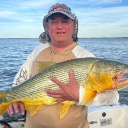 La geografía del lugar marca una clara diferencia con otros pesqueros del sistema del Paraná. Barrancas de piedra, vegetación baja y frondosa y un entramado de correderas forman un escenario ideal para el desarrollo del gran protagonista del río: el dorado.