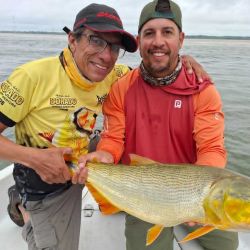 La geografía del lugar marca una clara diferencia con otros pesqueros del sistema del Paraná. Barrancas de piedra, vegetación baja y frondosa y un entramado de correderas forman un escenario ideal para el desarrollo del gran protagonista del río: el dorado.