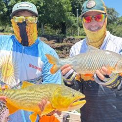 La geografía del lugar marca una clara diferencia con otros pesqueros del sistema del Paraná. Barrancas de piedra, vegetación baja y frondosa y un entramado de correderas forman un escenario ideal para el desarrollo del gran protagonista del río: el dorado.