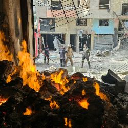 Bomberos trabajan en el lugar de los ataques aéreos israelíes nocturnos en el barrio de Haret Hreik, en los suburbios del sur de Beirut, Líbano. | Foto:AFP