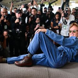 El presentador Conan O'Brien yace sobre la alfombra mientras participa en el despliegue de la alfombra roja de la 98.ª edición de los Premios Óscar en el Dolby Theatre de Ovation en Hollywood, California, antes de la ceremonia de entrega de los Premios de la Academia. | Foto:Frederic J. Brown / AFP