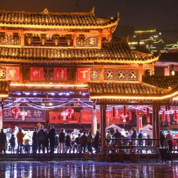 Imagen de personas observando el desfile de modas "Village T", en Kaili, en la provincia de Guizhou, en el suroeste de China. Bordadoras de la prefectura autónoma miao y dong de Qiandongnan participaron en el desfile de modas "Village T" para mostrar sus coloridos trajes étnicos. | Foto:Xinhua/Yang Wenbin