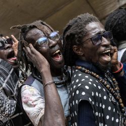 Los seguidores de Baye Fall recitan repetidamente oraciones conocidas como Zikr antes del Iftar durante el mes sagrado del Ramadán en Touba, Senegal. Como si su vida dependiera de ello, miles de discípulos de una singular comunidad religiosa senegalesa se dedican a su misión diaria: preparar comidas para romper el ayuno durante el Ramadán, una expresión esencial de su espiritualidad, que tiene pocos paralelos en el islam. | Foto:Patrick Meinhardt / AFP