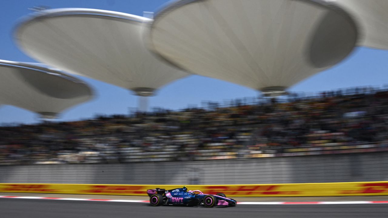 El piloto argentino de Alpine, Franco Colapinto, durante una sesión de entrenamientos previos al Gran Premio de China de Fórmula 1 en el Circuito Internacional de Shanghái. | Foto:Greg Baker / AFP