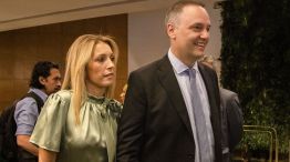 Adorni y su esposa, Betina Angeletti.