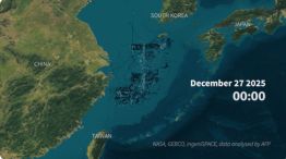 Pesqueros alineados en el Mar Chino