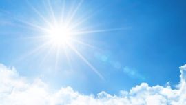 El cielo estará entre ligeramente nuboso a despejado.