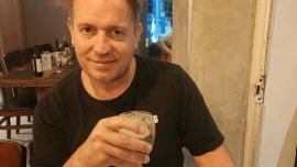 El biógrafo de Milei suspende la batalla cultural por vacaciones: "Primer día en la playa"