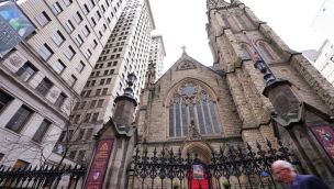 El decano de la Catedral Episcopal de la Trinidad, Aidan Smith, fue arrestado.  