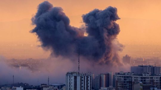 Se oyen fuertes explosiones en Teherán tras los ataques a gran escala anunciados por Israel