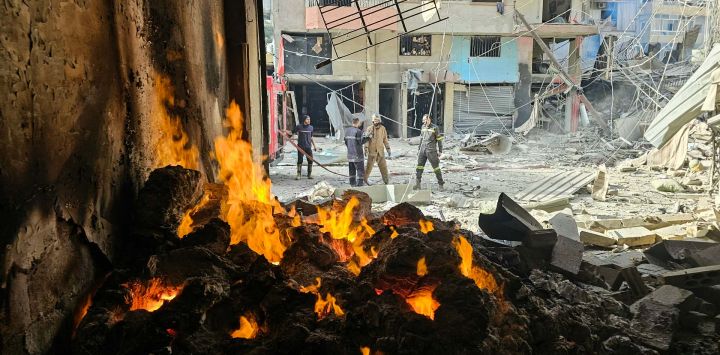 Bomberos trabajan en el lugar de los ataques aéreos israelíes nocturnos en el barrio de Haret Hreik, en los suburbios del sur de Beirut, Líbano.
