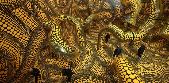 El Museo Ludwig de Colonia dedicó una importante exposición a la legendaria artista japonesa Yayoi Kusama con motivo de su 50 aniversario. La exposición invita a los visitantes a recorrer la obra completa de Kusama, con más de 300 trabajos, desde sus primeros dibujos de alrededor de 1934 hasta la actualidad. Yayoi Kusama nació el 22 de marzo de 1929 y actualmente tiene casi 97 años.