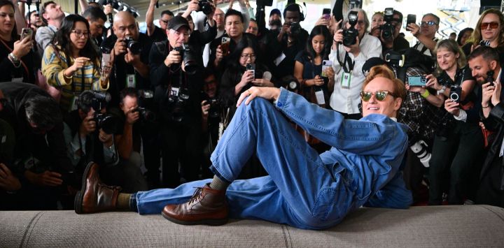 El presentador Conan O'Brien yace sobre la alfombra mientras participa en el despliegue de la alfombra roja de la 98.ª edición de los Premios Óscar en el Dolby Theatre de Ovation en Hollywood, California, antes de la ceremonia de entrega de los Premios de la Academia.