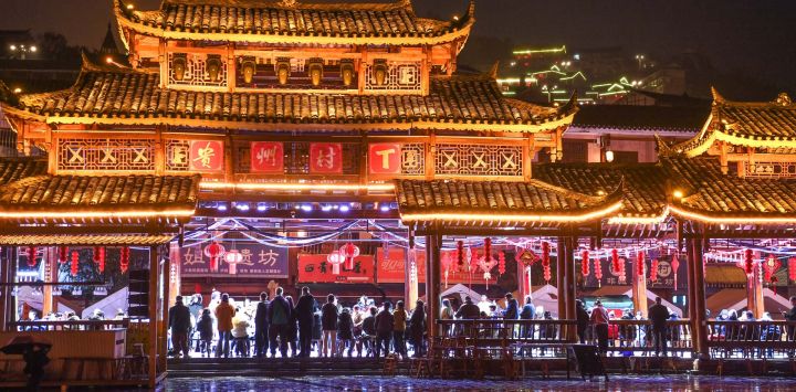 Imagen de personas observando el desfile de modas "Village T", en Kaili, en la provincia de Guizhou, en el suroeste de China. Bordadoras de la prefectura autónoma miao y dong de Qiandongnan participaron en el desfile de modas "Village T" para mostrar sus coloridos trajes étnicos.