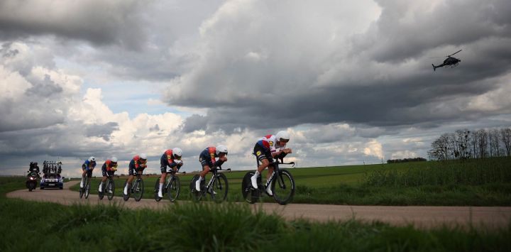 Los corredores de Lidl-Trek compiten durante la tercera etapa de la carrera ciclista París-Niza, una contrarreloj por equipos de 23,5 km entre Cosne-Cours-sur-Loire y Pouilly-sur-Loire.