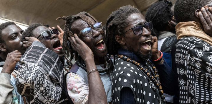 Los seguidores de Baye Fall recitan repetidamente oraciones conocidas como Zikr antes del Iftar durante el mes sagrado del Ramadán en Touba, Senegal. Como si su vida dependiera de ello, miles de discípulos de una singular comunidad religiosa senegalesa se dedican a su misión diaria: preparar comidas para romper el ayuno durante el Ramadán, una expresión esencial de su espiritualidad, que tiene pocos paralelos en el islam.