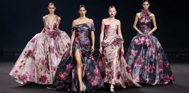 Modelos presentan creaciones de Elie Saab en el desfile de la colección prêt-à-porter femenina otoño/invierno 2026-2027, en el marco de la Semana de la Moda Femenina de París.