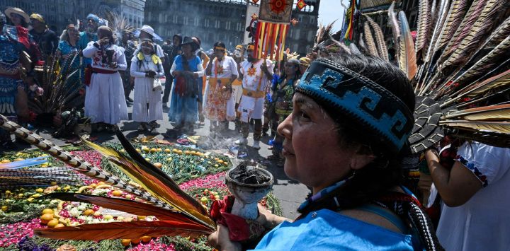 Una mujer indígena observa mientras participa en una ceremonia para celebrar el inicio del año azteca —conocido como "Xiuhpohualli"— que marca el comienzo del ciclo agrícola y solar, en la Ciudad de México.