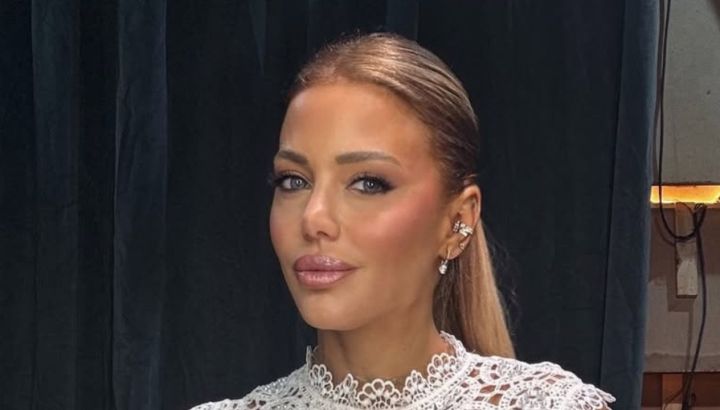 Evangelina Anderson marcó tendencia con un minivestido de cuero marrón