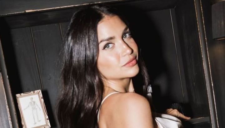 Zaira Nara cautivó con un jugado vestido blanco con doble apertura