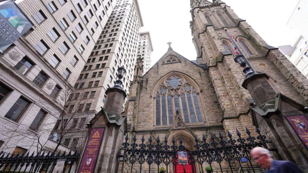 El decano de la Catedral Episcopal de la Trinidad, Aidan Smith, fue arrestado.  