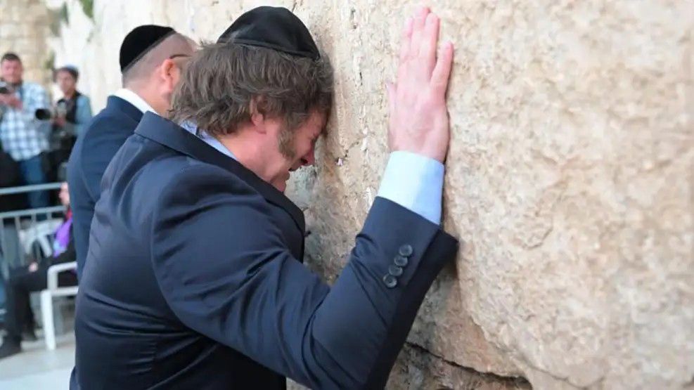 El presidente Javier Milei en el Muro de los Lamentos.